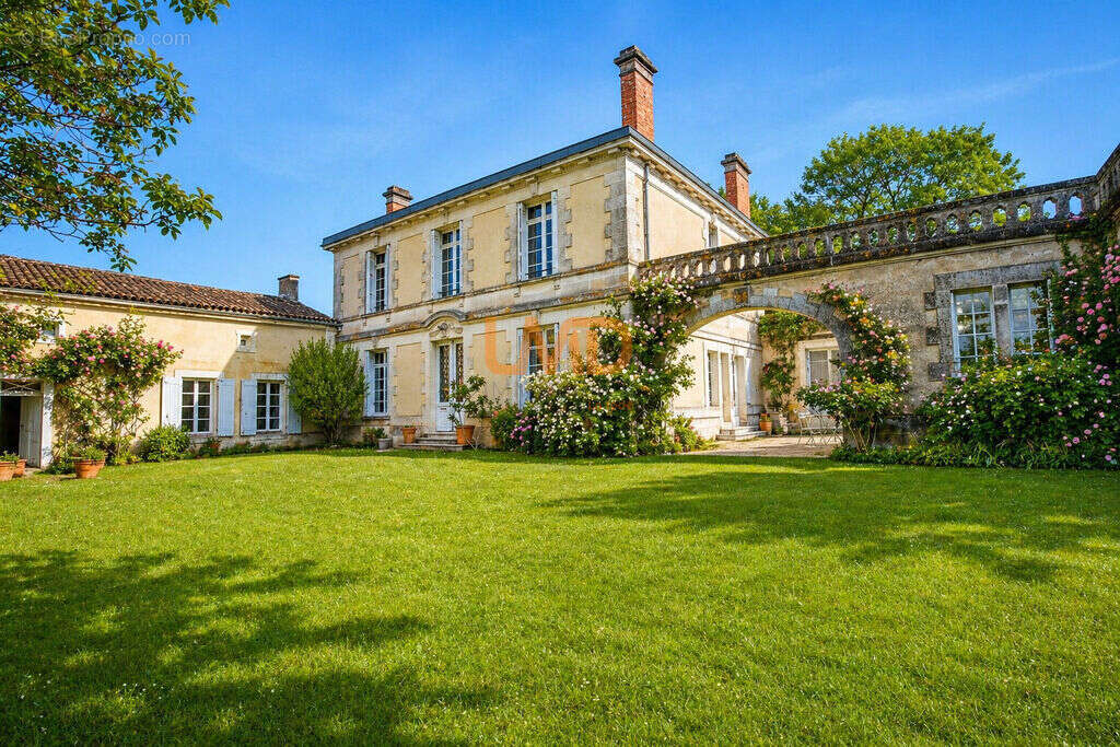 Maison à SALIGNAC-SUR-CHARENTE
