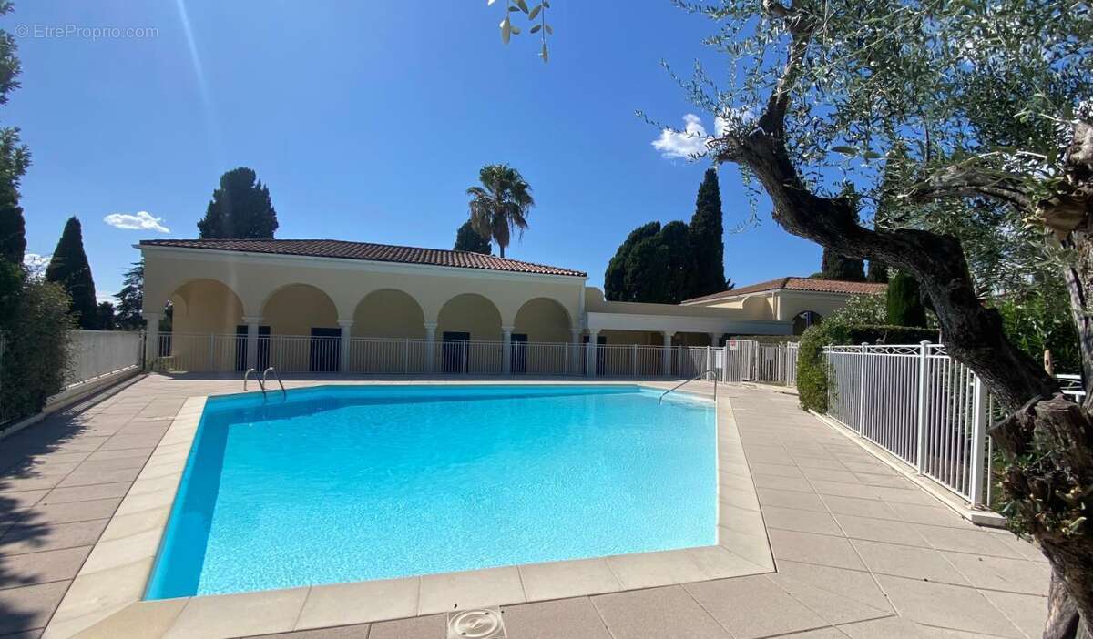 Californie-Pezou, grand T2 en dernier étage avec piscine et garage - photo 5