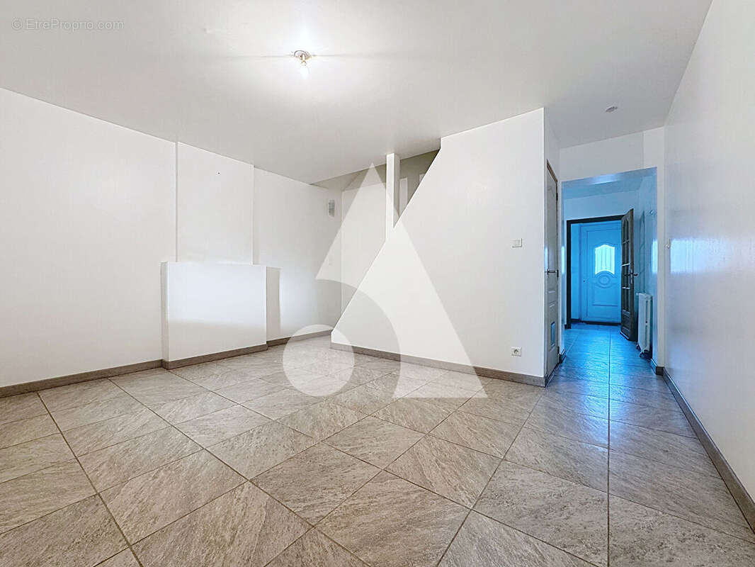 Maison à QUIEVRECHAIN