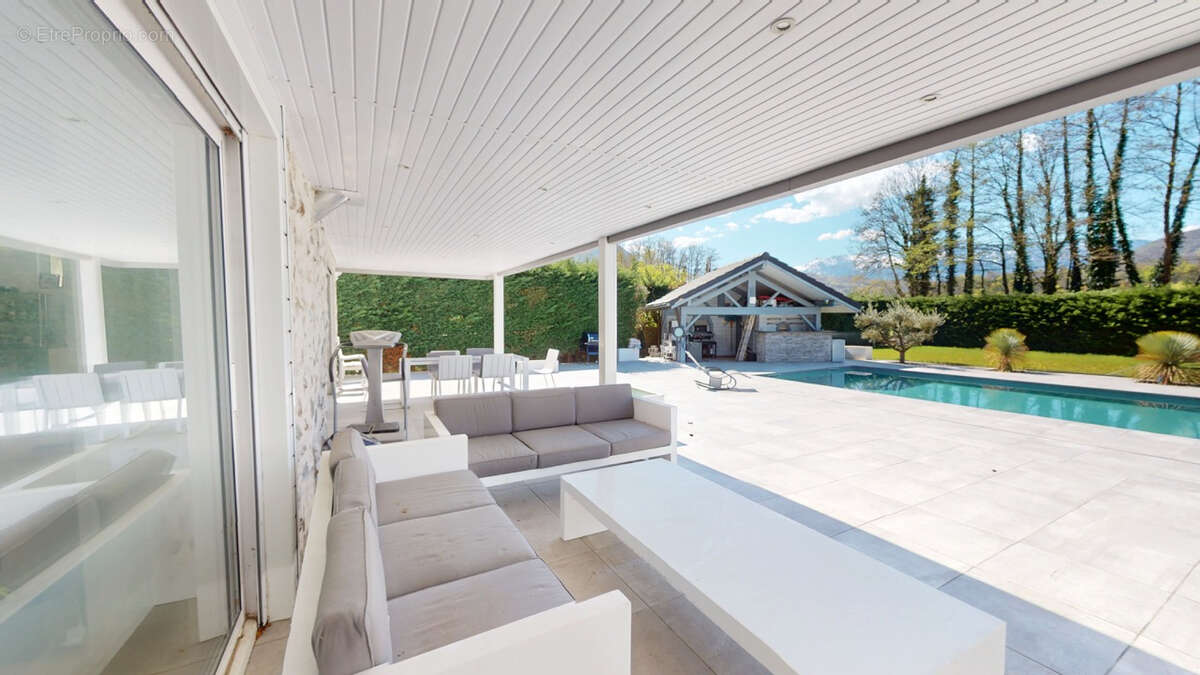 Maison 208 m² avec piscine, jacuzzi, et dépendance - photo 14