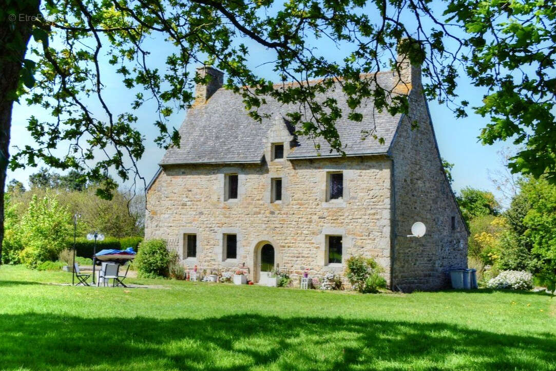 Maison à LA ROCHE-DERRIEN
