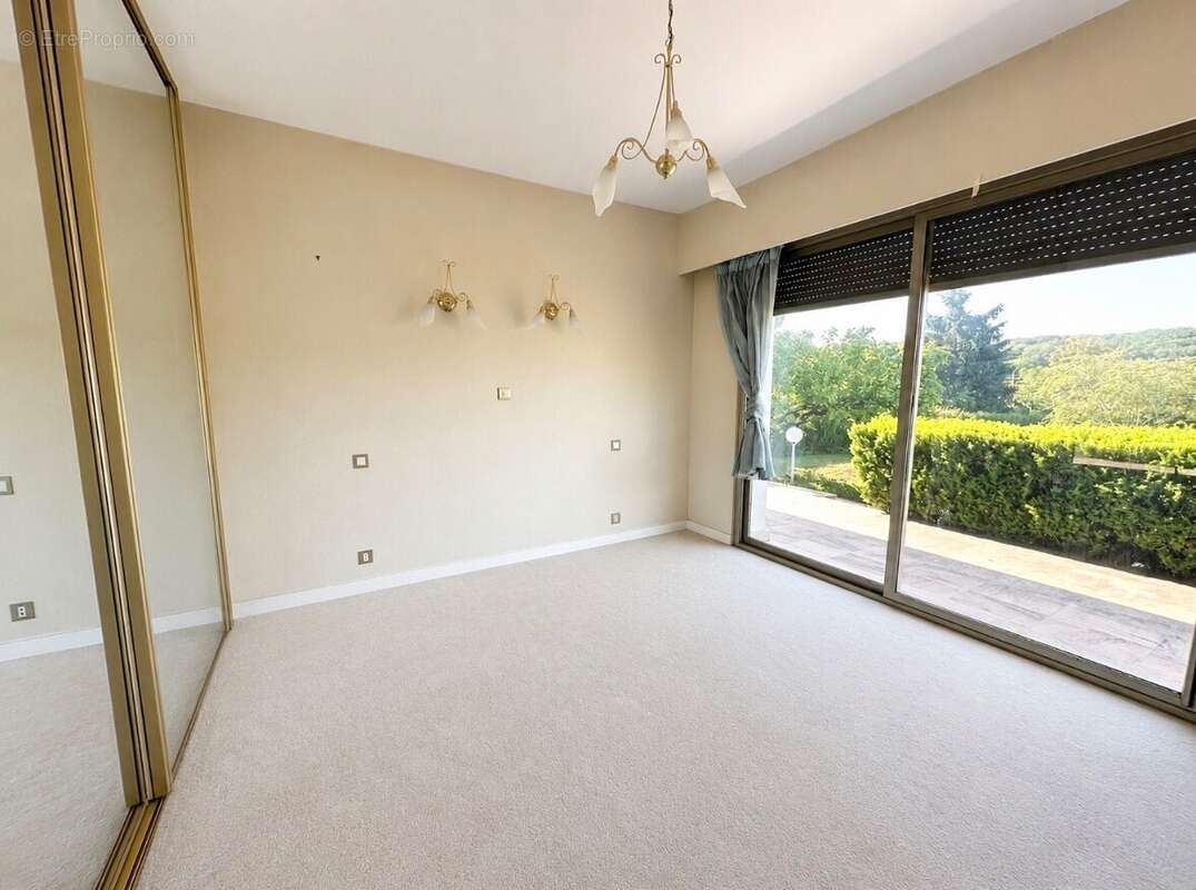 Chambre 1 de 13.75 m² - Maison à BOURG-EN-BRESSE