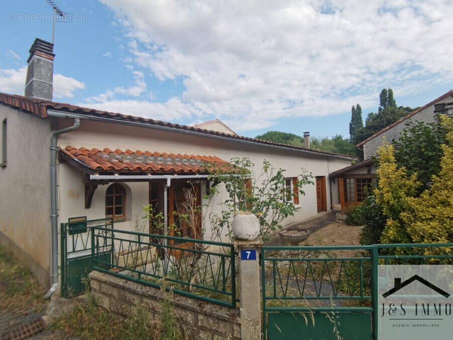Maison à CHASSENEUIL-SUR-BONNIEURE