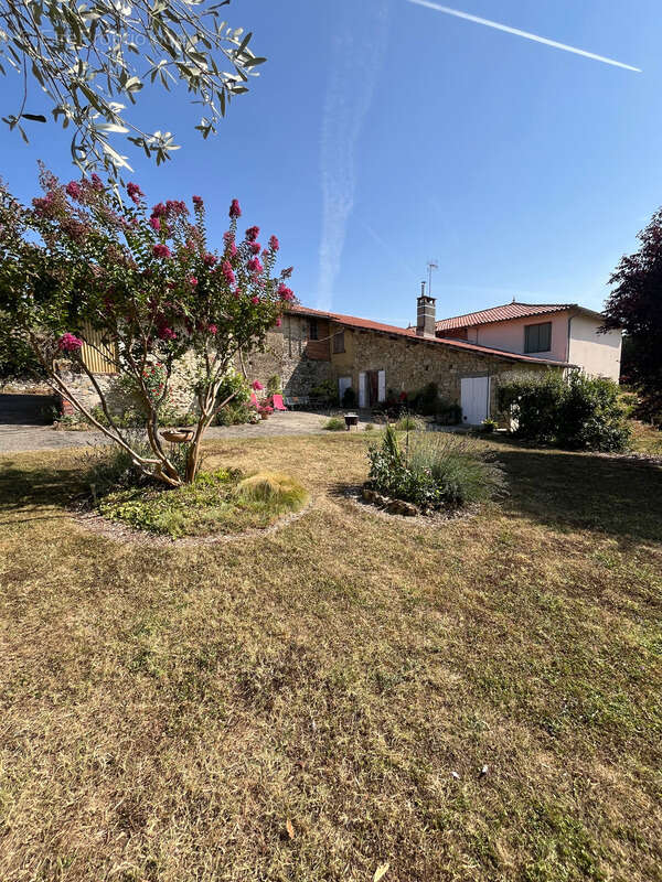 A vendre et rénover : Ancien corps de ferme 9 pièces, 6 chambres, au coeur d'un village proche de MAUVEZIN (32) - photo 22