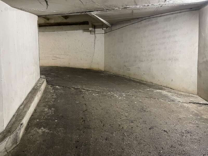 Parking à PARIS-18E