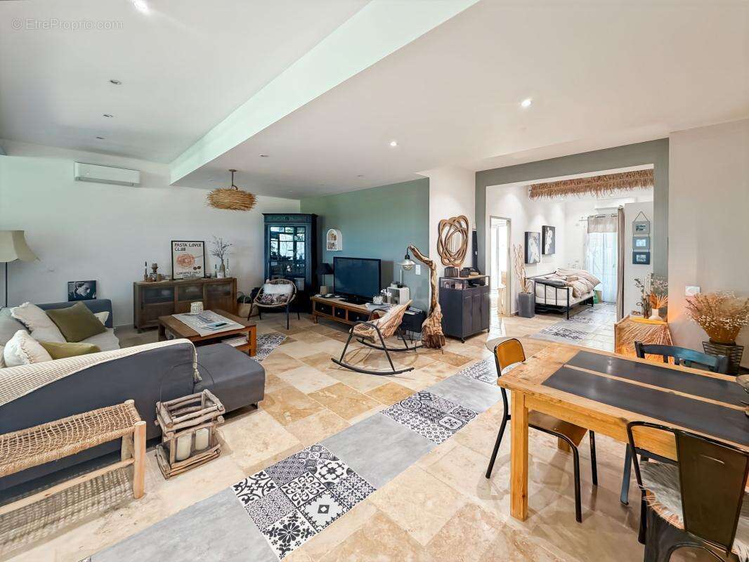 Chai rénové en loft de 152m², jardin, piscine, DPE A - photo 7