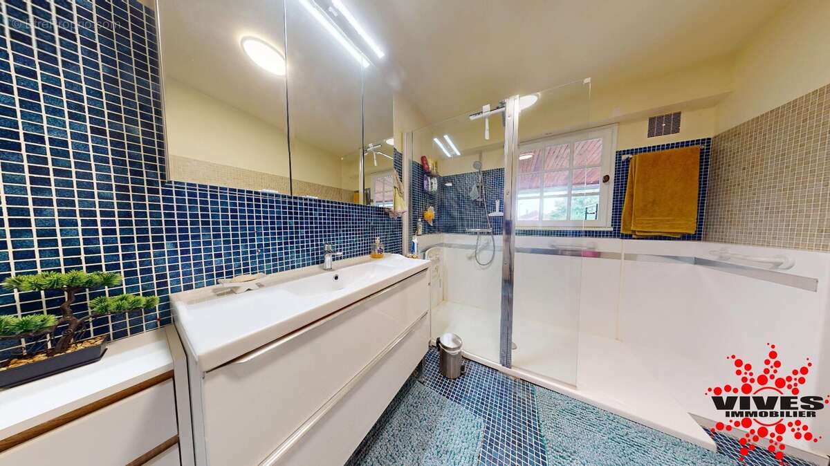 Maison de caractère de 170m2 avec belle cour et immense garage - photo 12