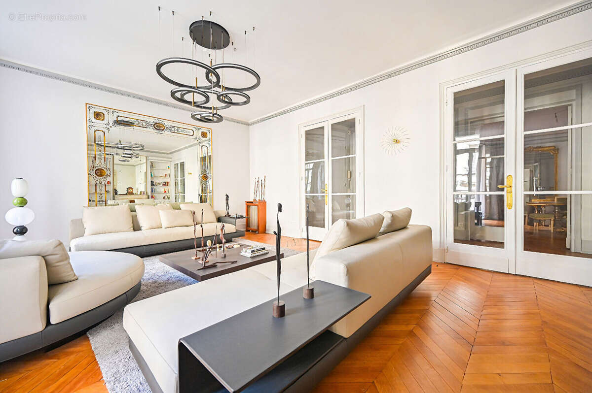 Appartement à PARIS-8E