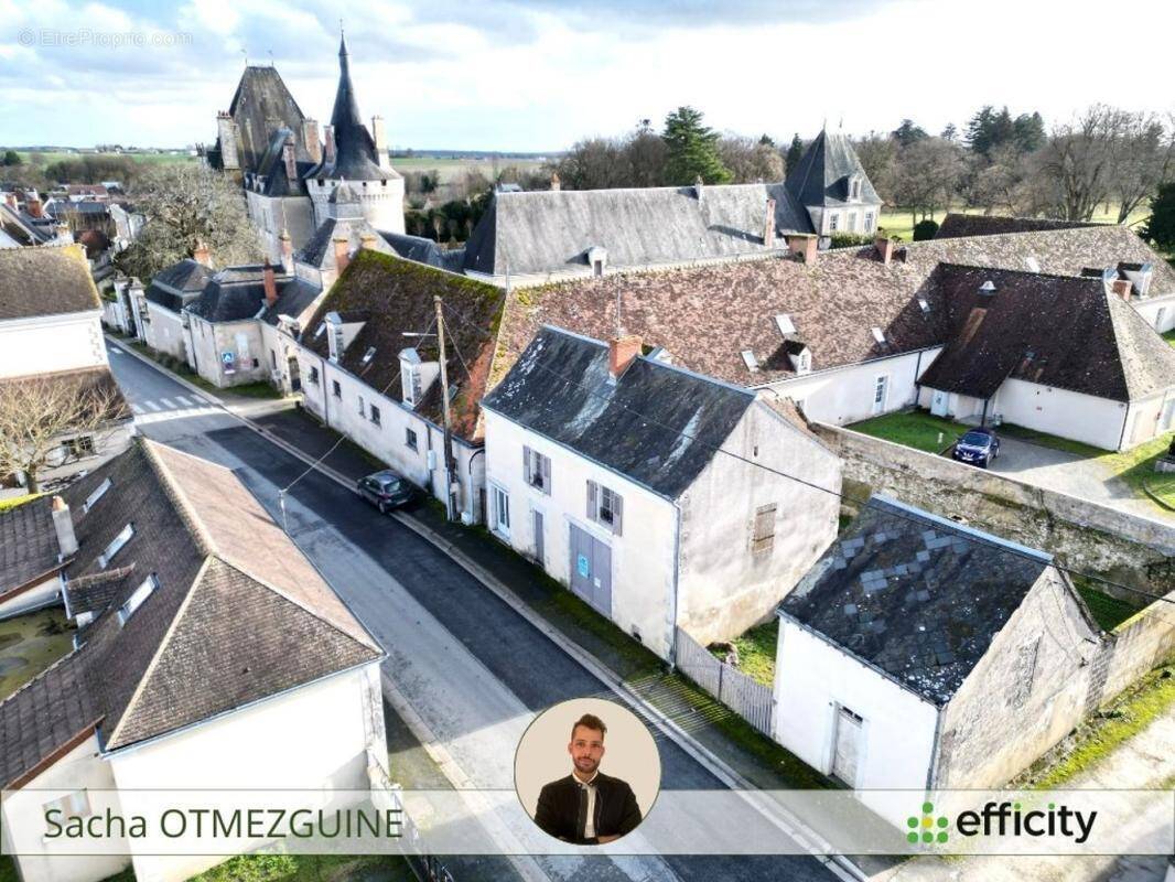 Maison à AZAY-LE-FERRON