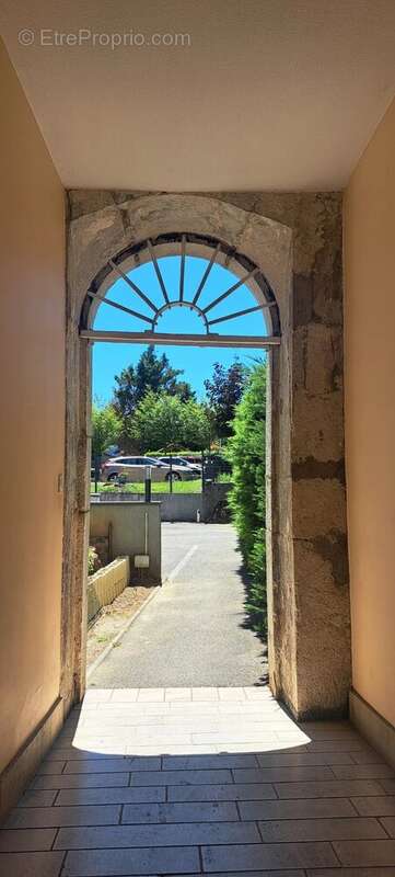 EYBENS LE BOURG - T4 de 82 m2, parking privatif, poss garage - photo 9
