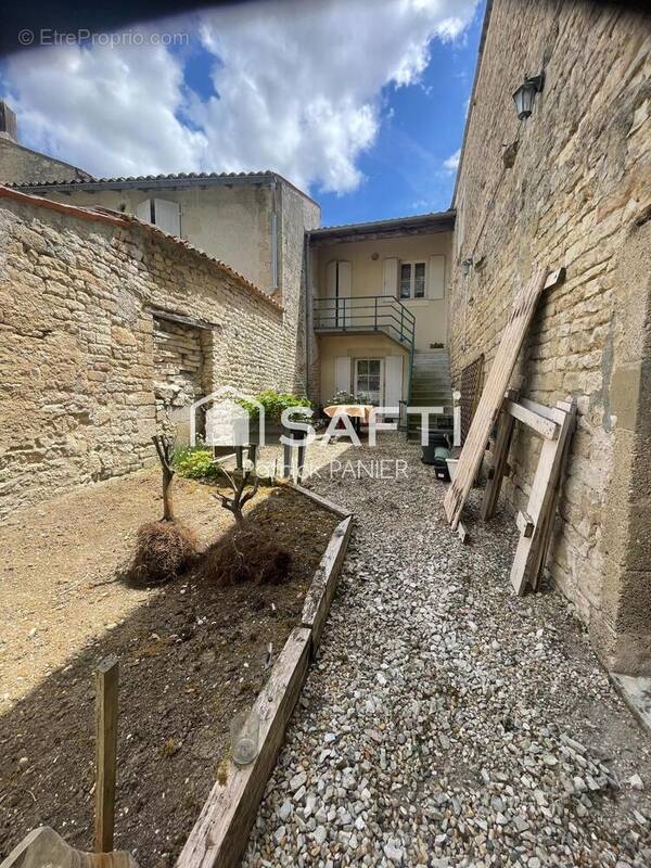 Photo 1 - Maison à DAMPIERRE-SUR-BOUTONNE