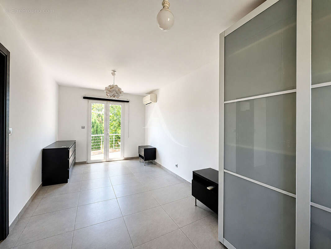 Maison familiale avec piscine, dépendance et stationnement ? Marseille 11e - photo 7