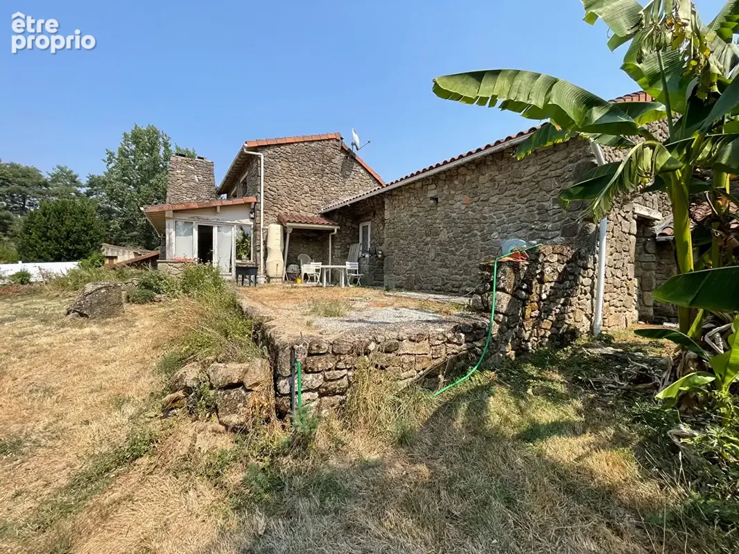 Maison et dépendances au fond d'une impasse. - photo 7