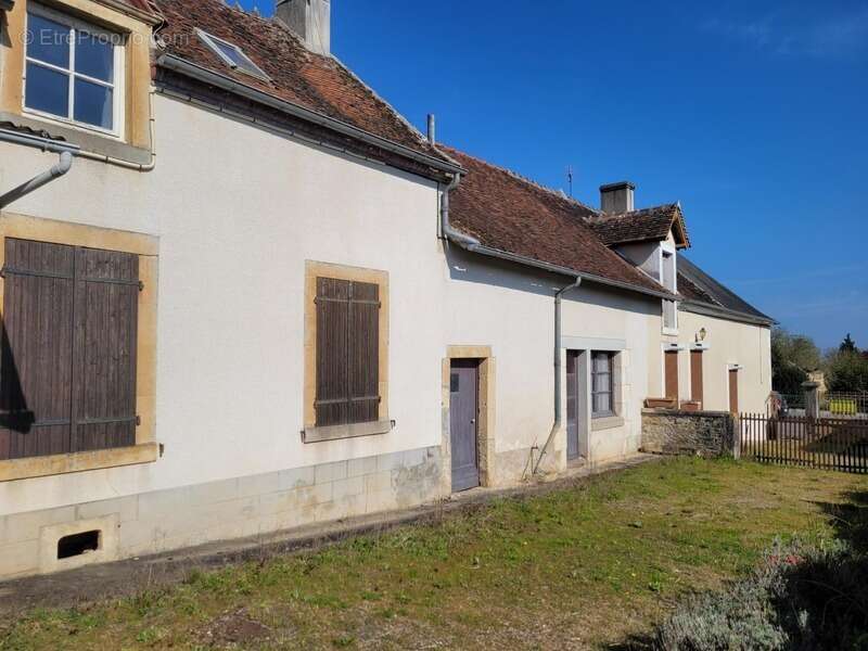Maison à AINAY-LE-CHATEAU
