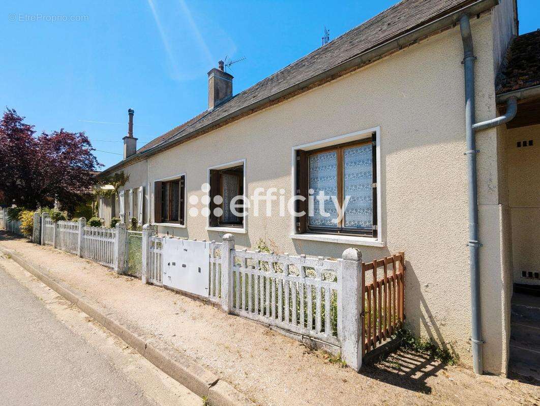 Maison à SAINT-LEGER-SUR-VOUZANCE