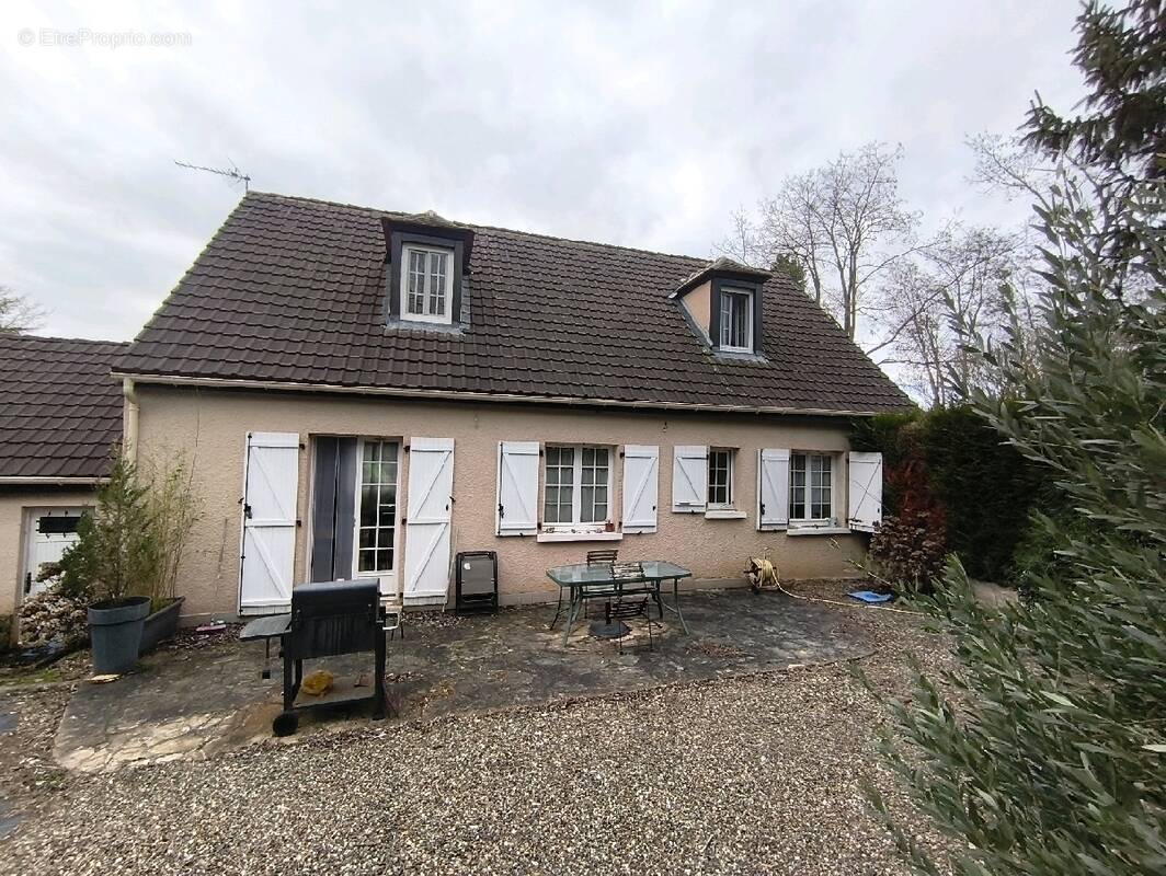 Maison à VALLANGOUJARD