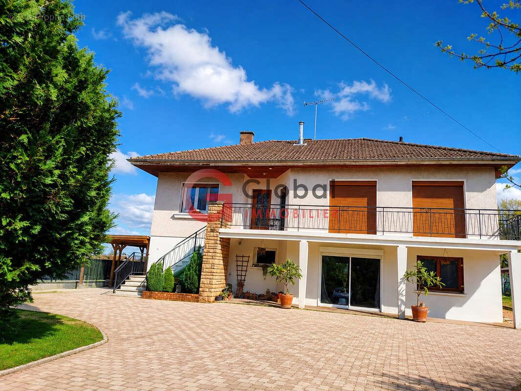 Maison familiale 6 pièces sur terrain de 2 030 m2 avec piscine et jardin - photo 3
