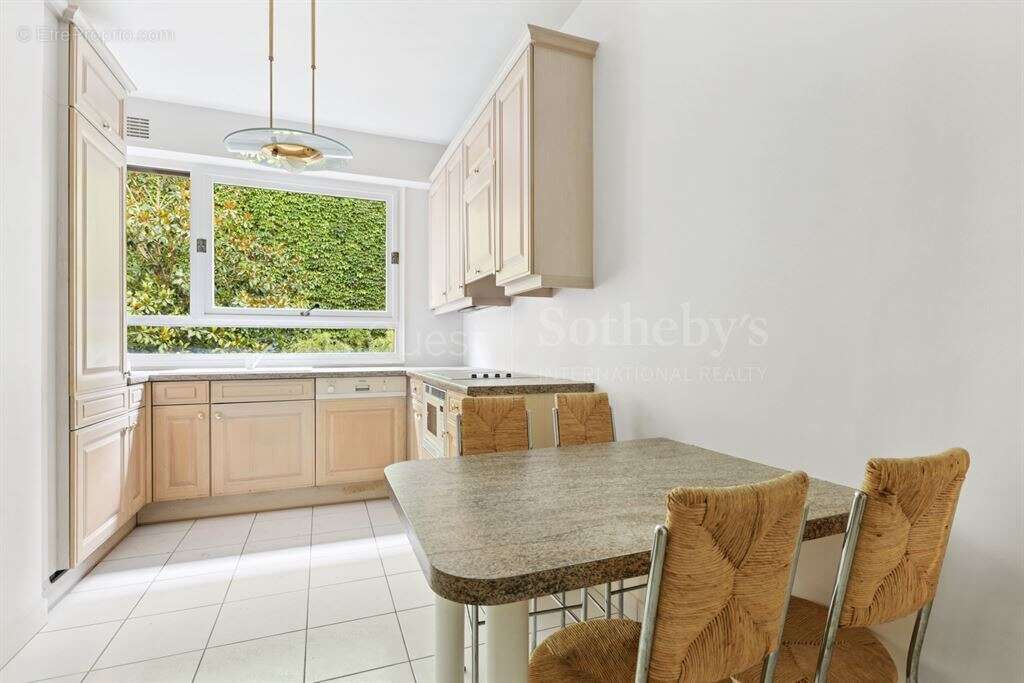 Appartement à PARIS-16E