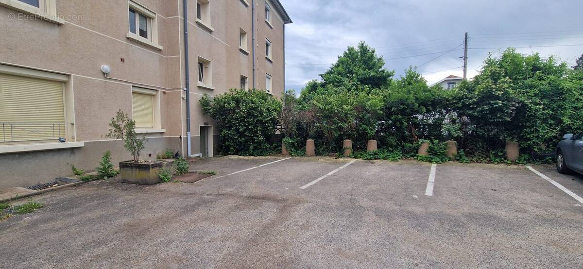 Parking à OULLINS