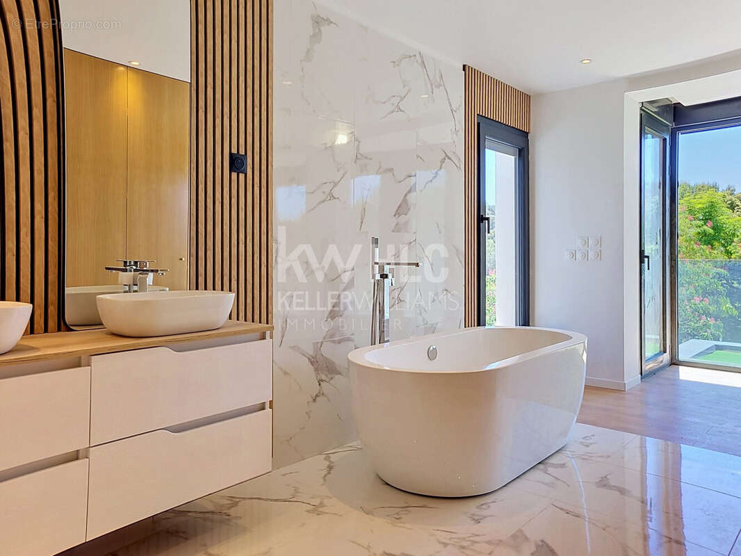 Maison 208 m² à Biot  - photo 4