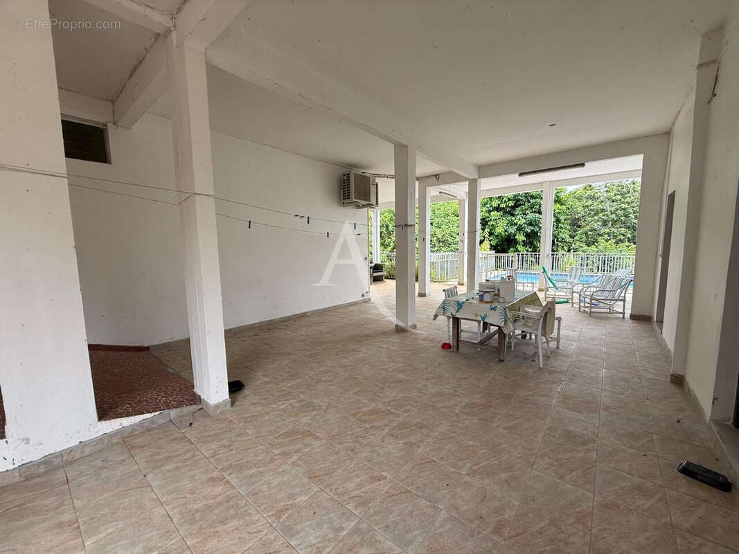 Villa de 7 chambres sur grand terrain à fort potentiel à Petit Bourg - photo 3