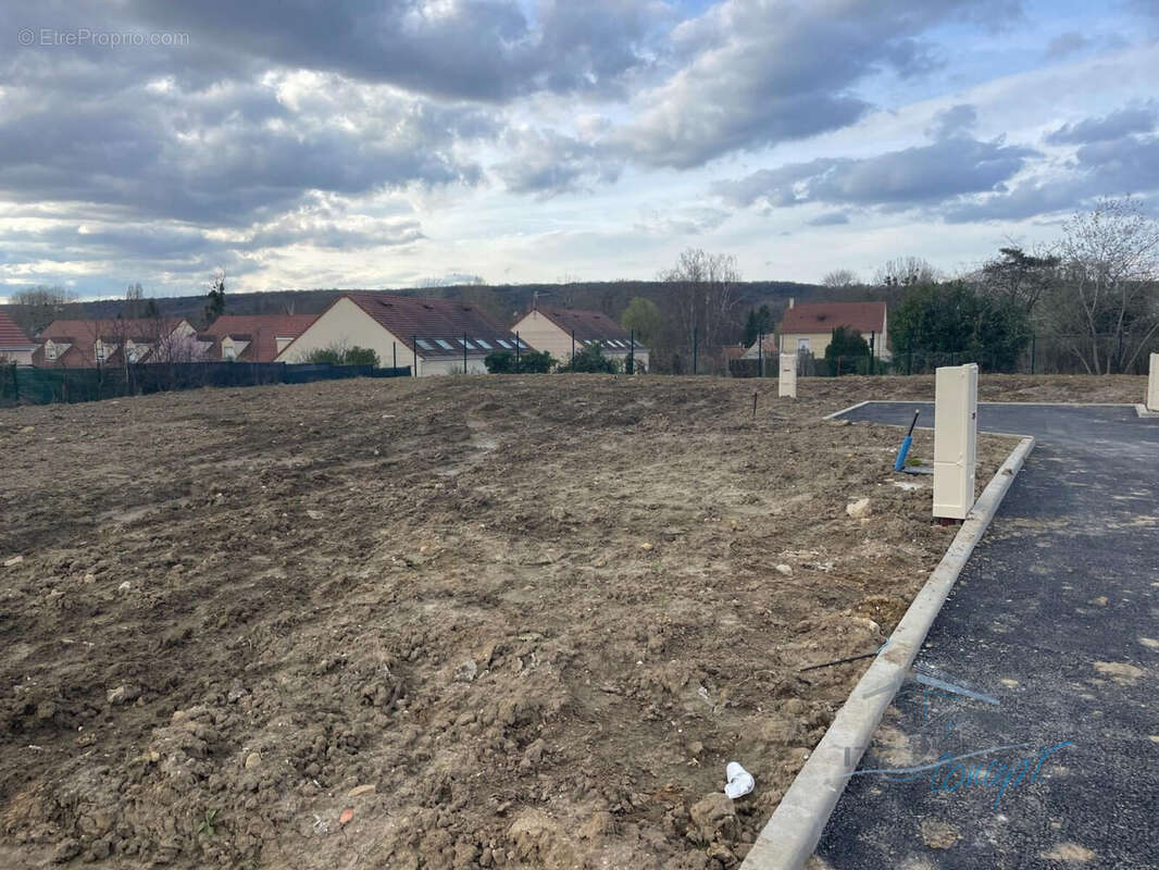 Terrain à JANVILLE-SUR-JUINE