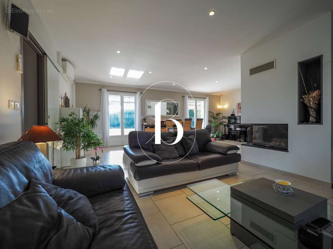 Maison à LA ROQUE-SUR-CEZE