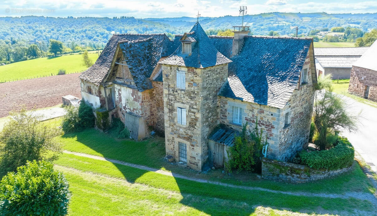 Maison à Rénover de 166 m² + Grange + 100 m² de combles aménageables - photo 2