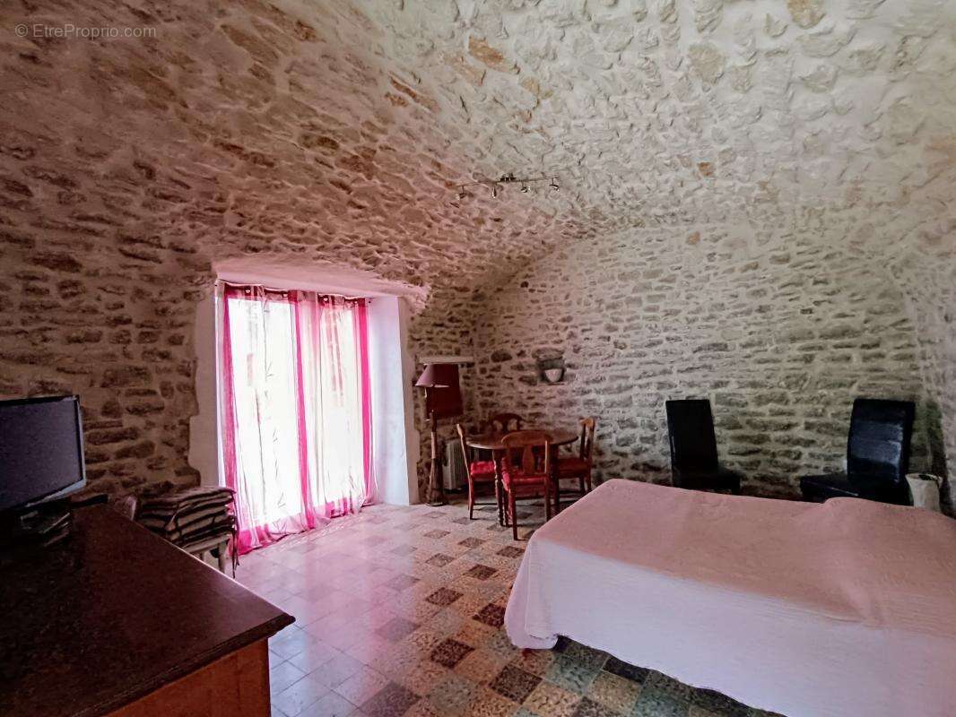 Maison à SAINT-JEAN-DE-MARUEJOLS-ET-AVEJAN