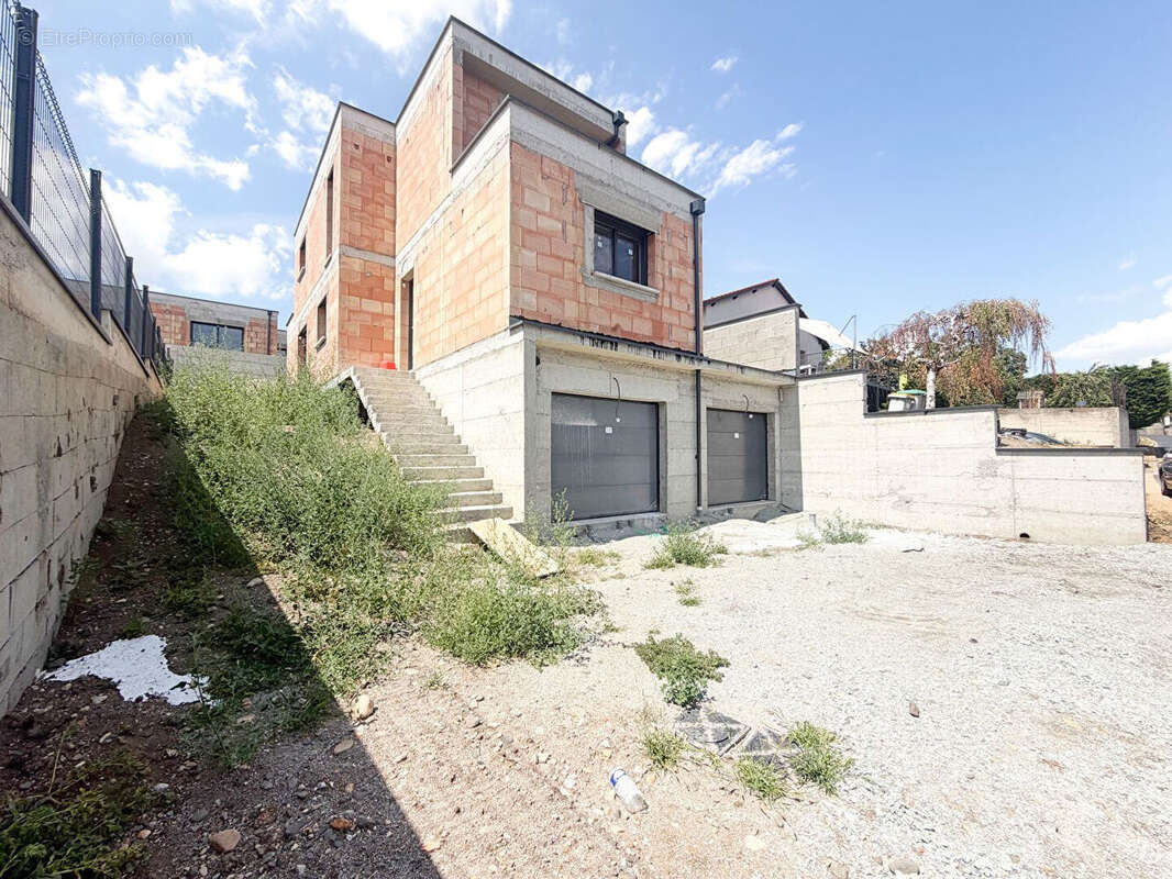 Villa 5 pièces de 111 m2 avec piscine intérieure - photo 2