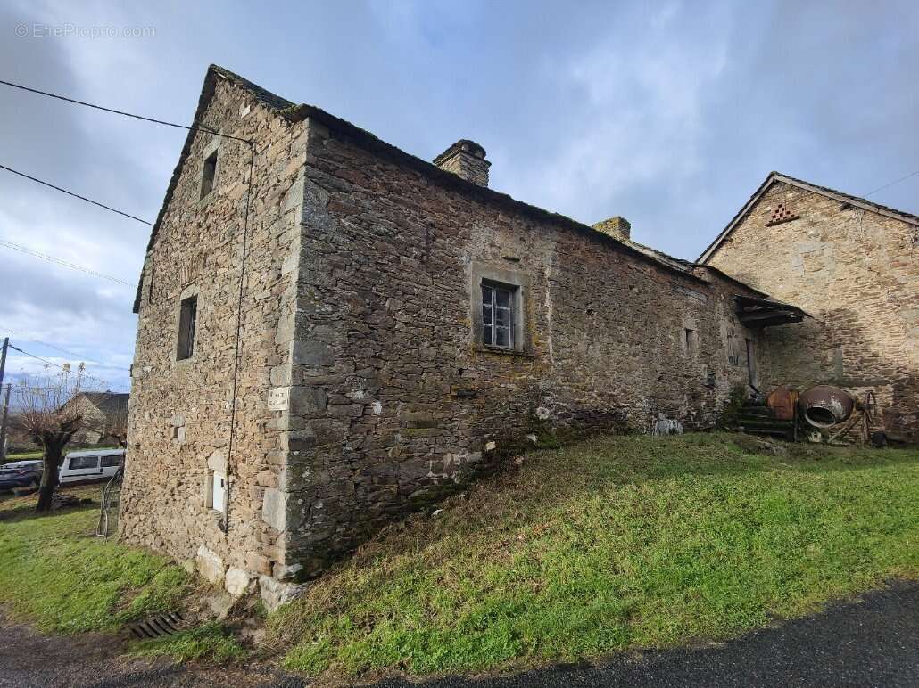Charmante maison en pierres a renover avec dependances - photo 14