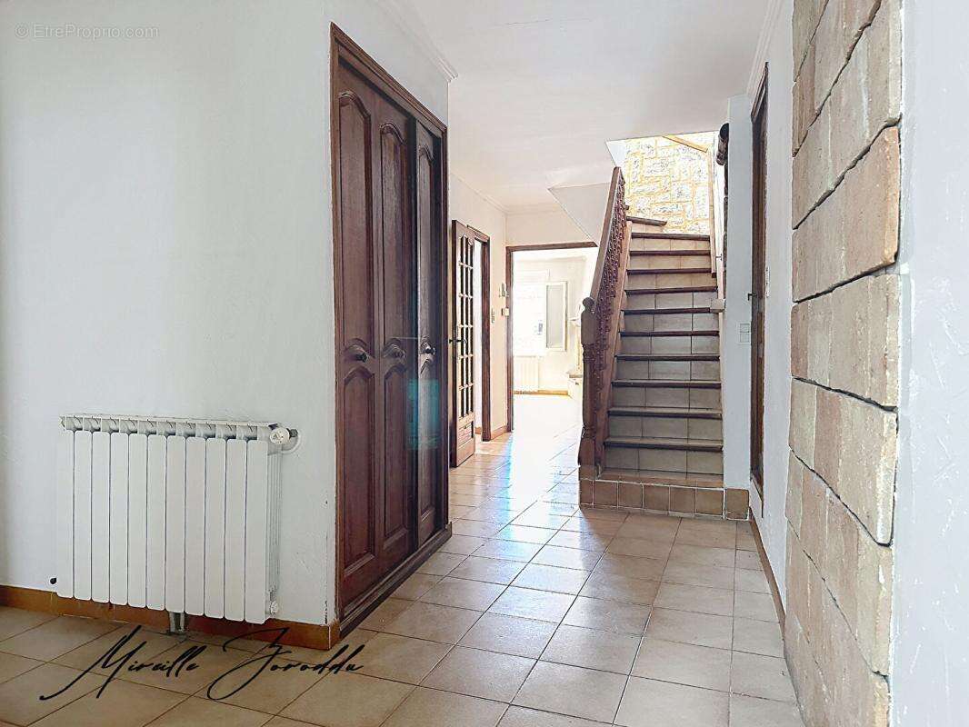 Redessan  a vendre ensemble immobilier  de 185m² avec cour, terrasse et garage - photo 6