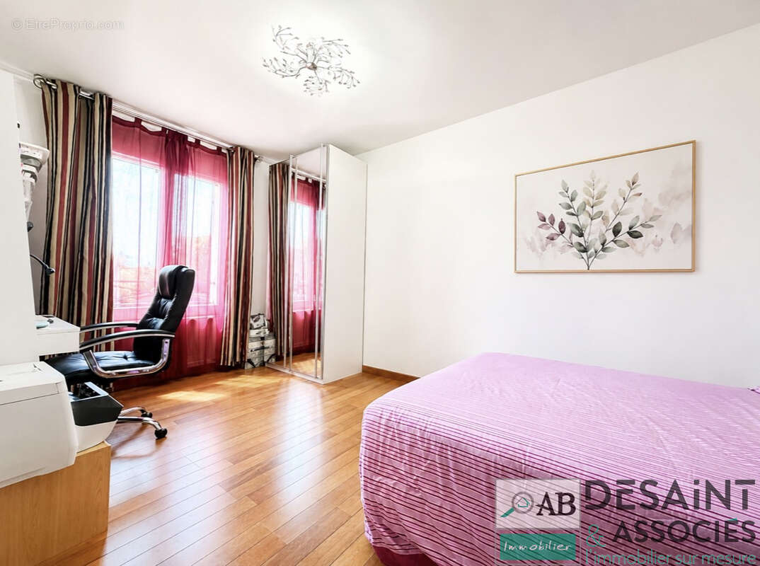 Maison à vendre - 5 chambres - piscine chauffée - Villeneuve Saint Denis - photo 9