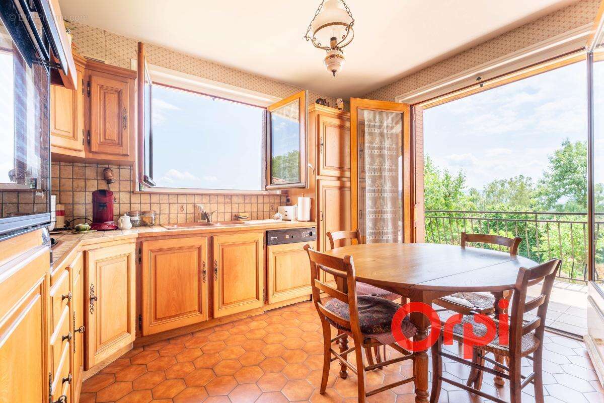 Maison familiale de 150 m² avec appartement indépendant, sous-sol complet et terrain de 999 m² - photo 9