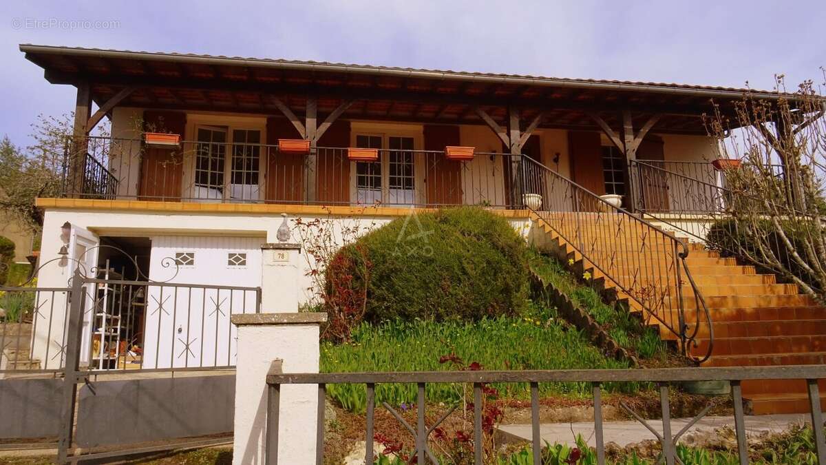 Maison à LEGUILLAC-DE-L'AUCHE