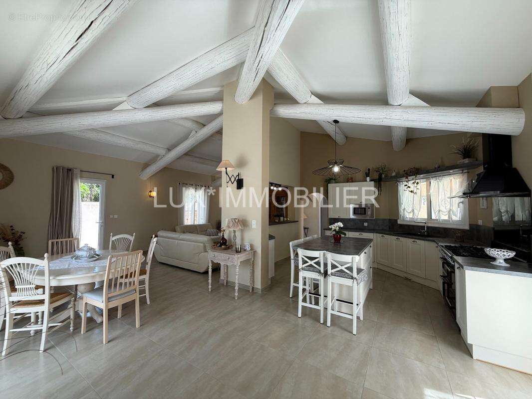 Noves - villa d'architecte, piscine pool-house, centre calme - photo 5