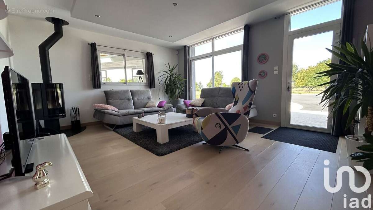 Photo 2 - Maison à SAINT-CLEMENT-DES-LEVEES