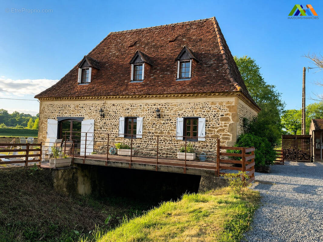 Restored former watermill near Garlin with stone façade and peaceful countryside setting - Maison à GARLIN
