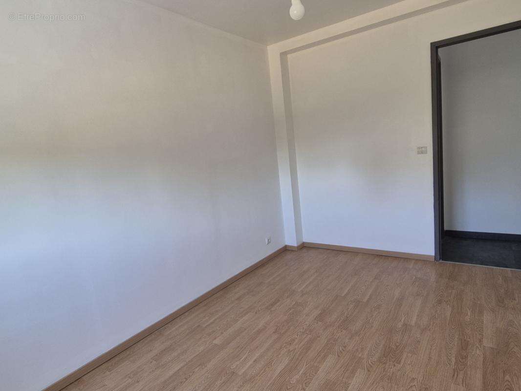 Maison traditionnelle sur sous sol complet 4 chambres jardin - photo 9