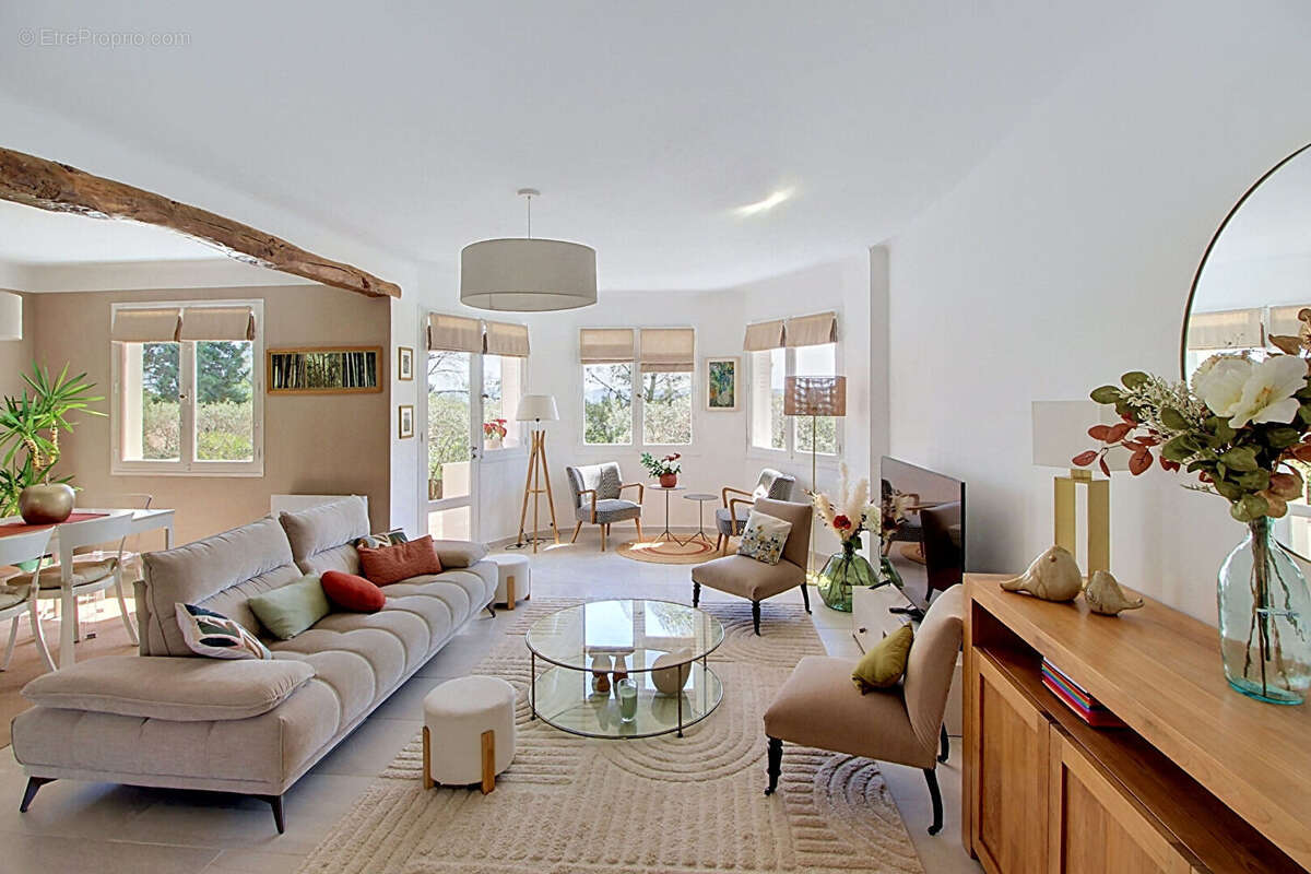 A VENDRE à LORGUES ! Maison de type T6 pièces  de 144 m² + piscine + garage sur un terrain de 1692m² - photo 17