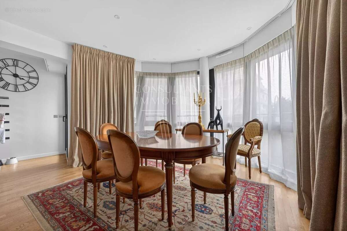 Appartement à NEUILLY-SUR-SEINE