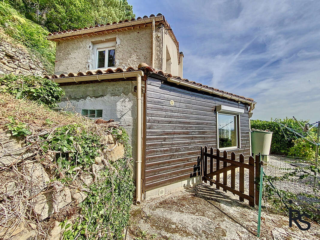 A 5 minutes d’un village avec tous les commerces, une maison de 106 m2 avec piscine et 965 m2 de terrain. - photo 5