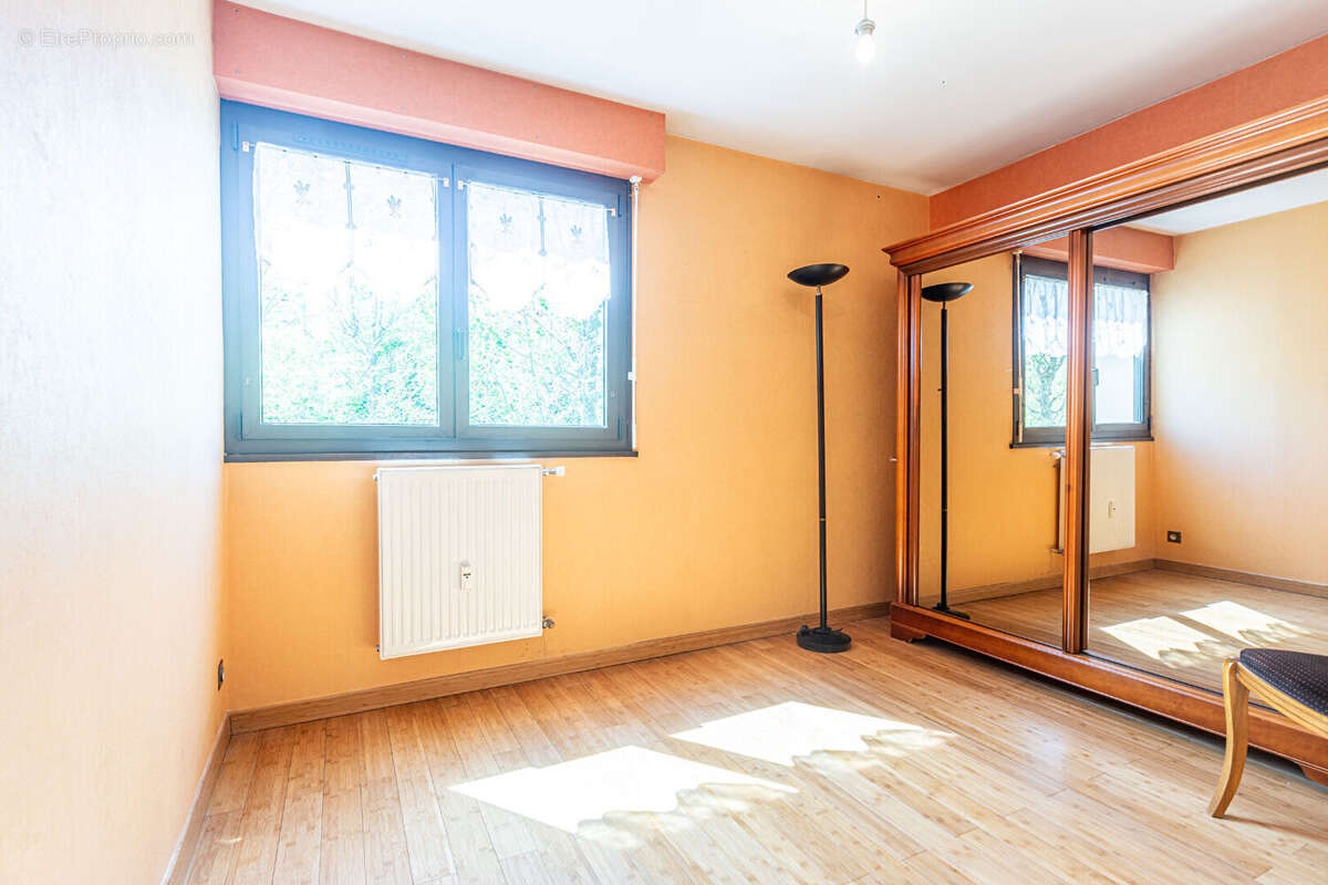Agence immobiliere laforet - "chêne" - annecy - appartement traversant t5 - veranda - cave - garage double en sus (hsp : 3m10) - - photo 11