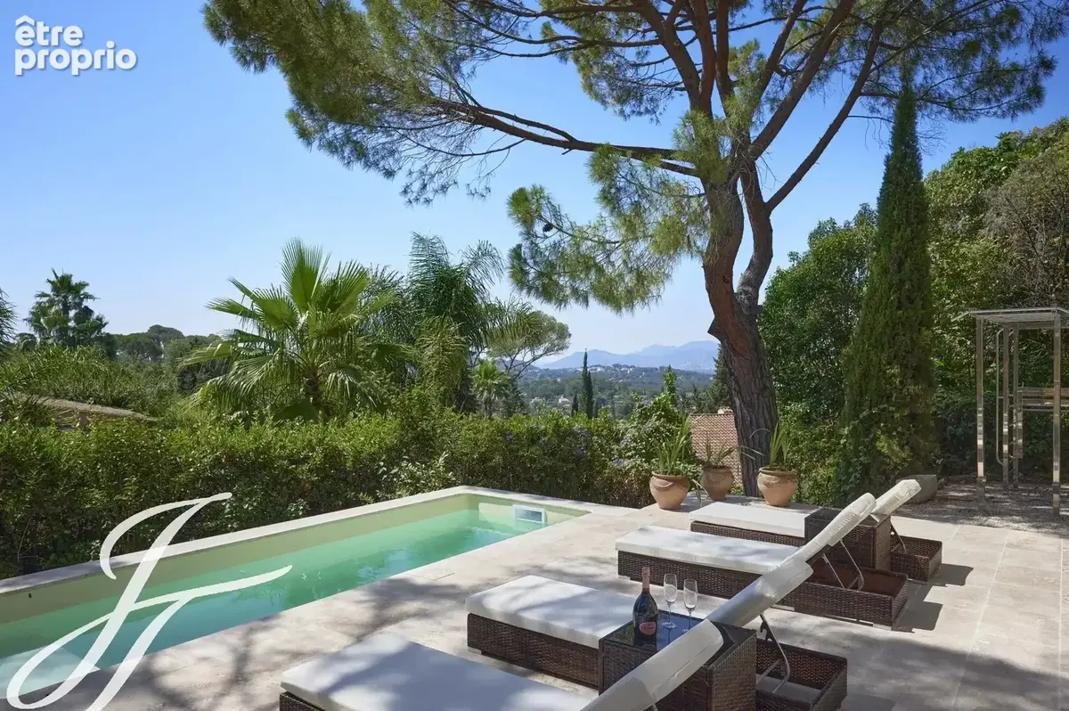 Mougins - Villa rénovée avec vue dégagée et aperçu mer - photo 9