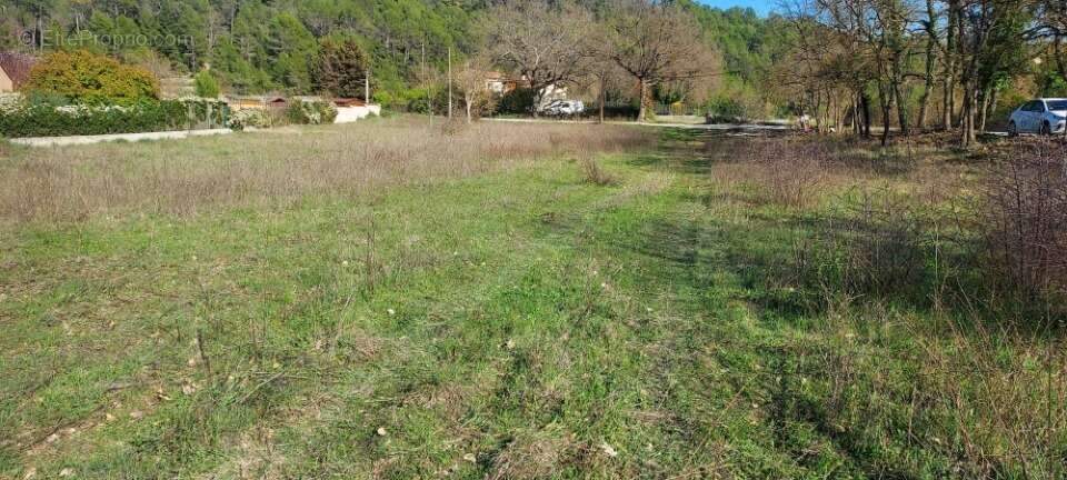 Terrain 800 m² à Montmeyan  - photo 2