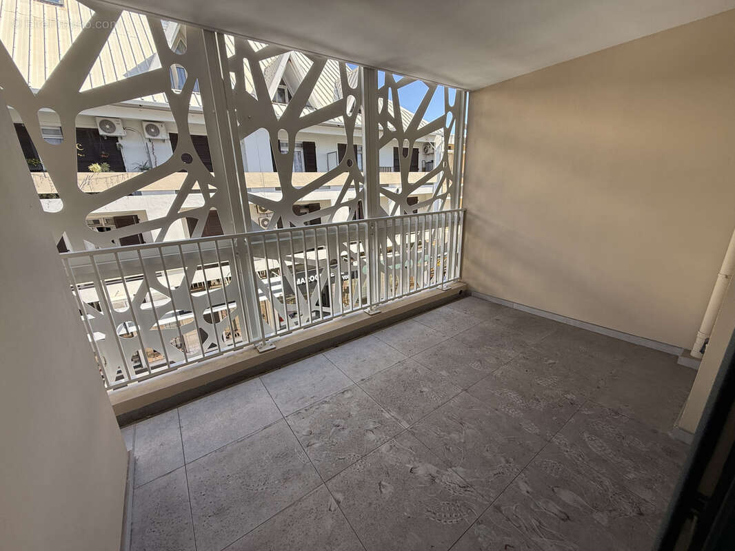 F4 de 78  m2 et terrasse 19 m2 en centre ville Saint Denis. - photo 4