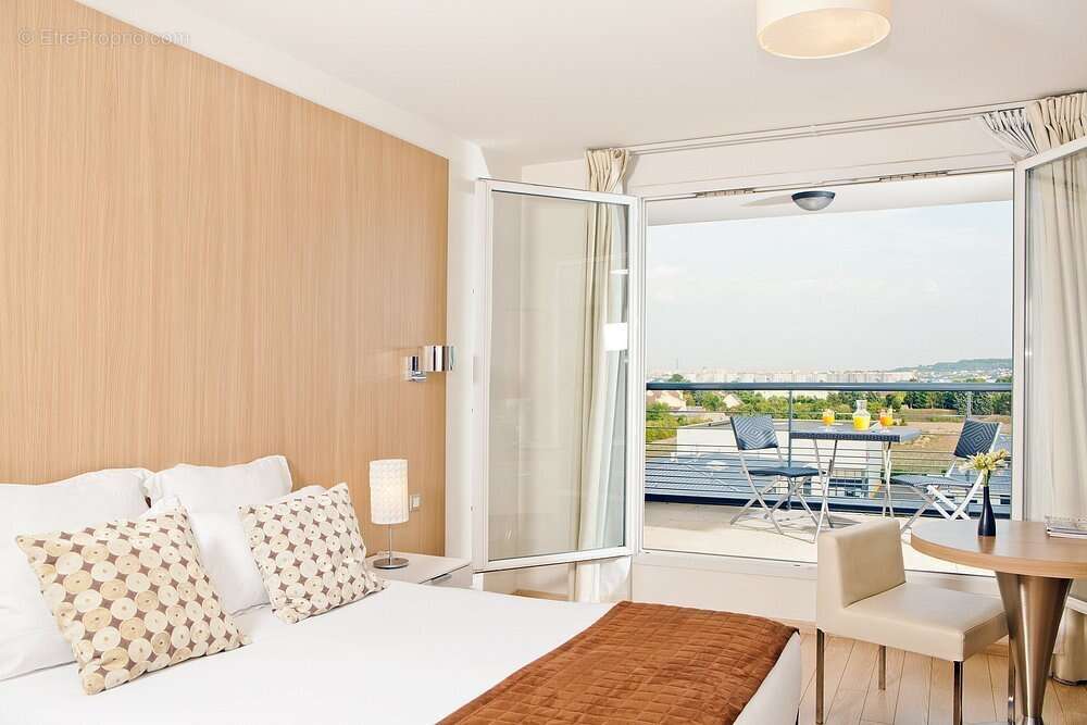 INVESTISSEMENT LOCATIF  CARRIÈRES-SUR-SEINE  Résidence d'Affaires Residhome Carrières La Défense - 7.14% de rentabilité - photo 2