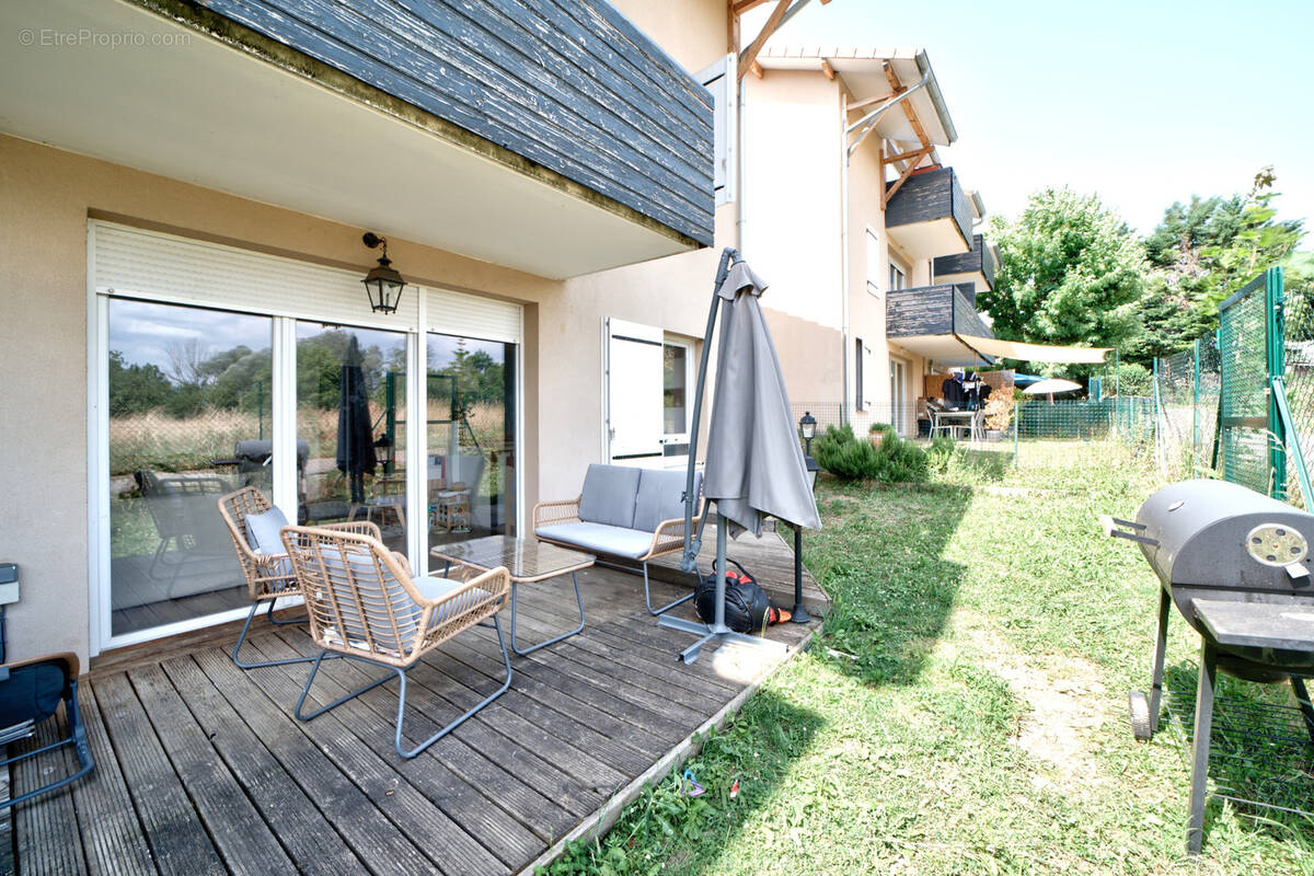 Appartement à PERON