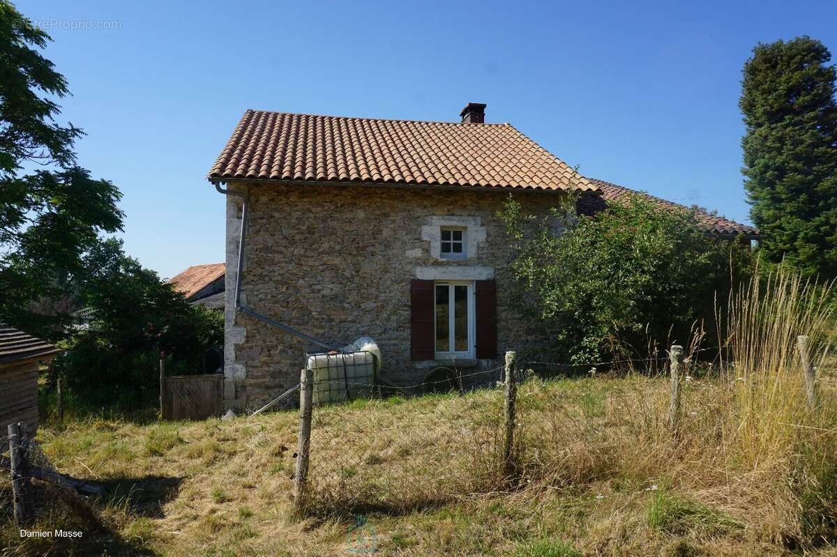 Maison avec dépendances dans le coeur du parc naturel régional Périgord-Limousin. - photo 2