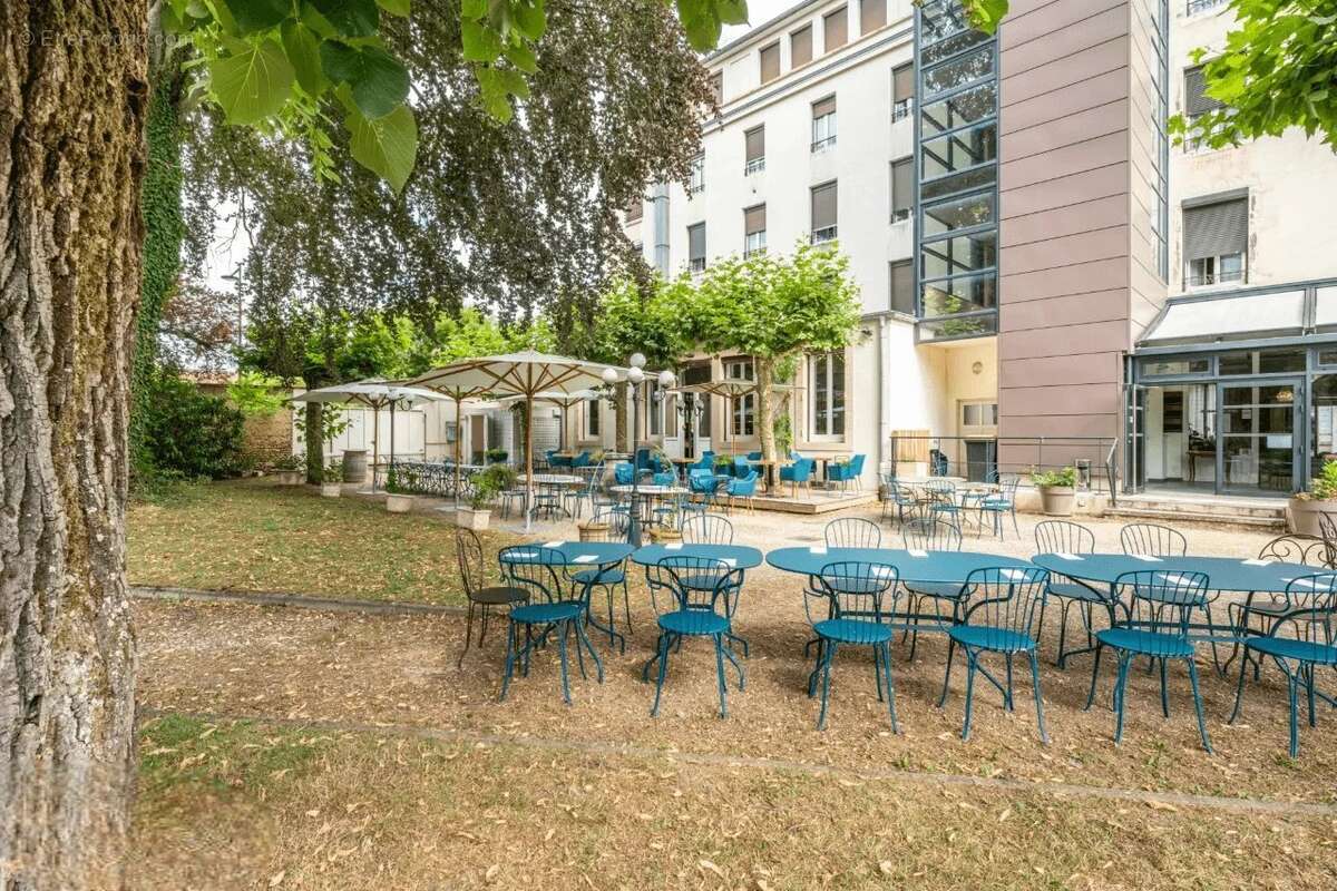 Hôtel 3 étoiles de 3000m² avec grand parc - photo 2